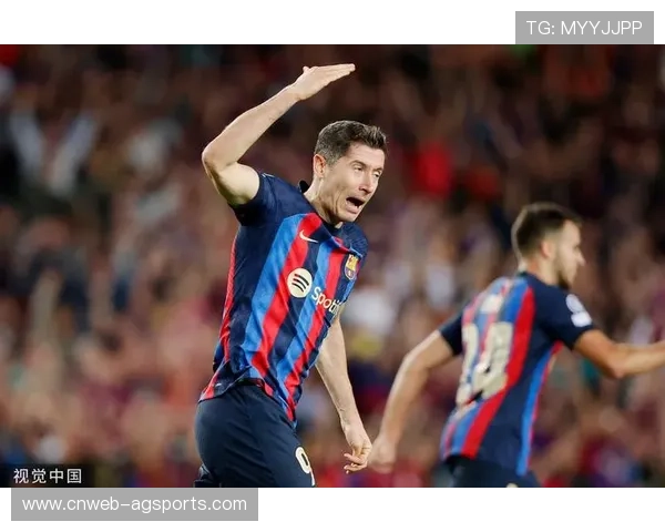 老将莱万补时破门后指向天空，致敬恩师克鲁伊夫